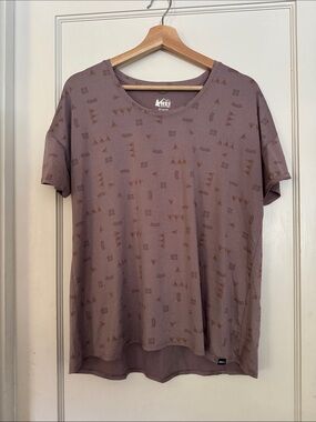 REI Short-Sleeve Crew Tee in Mauve with Subtle Geometric Print